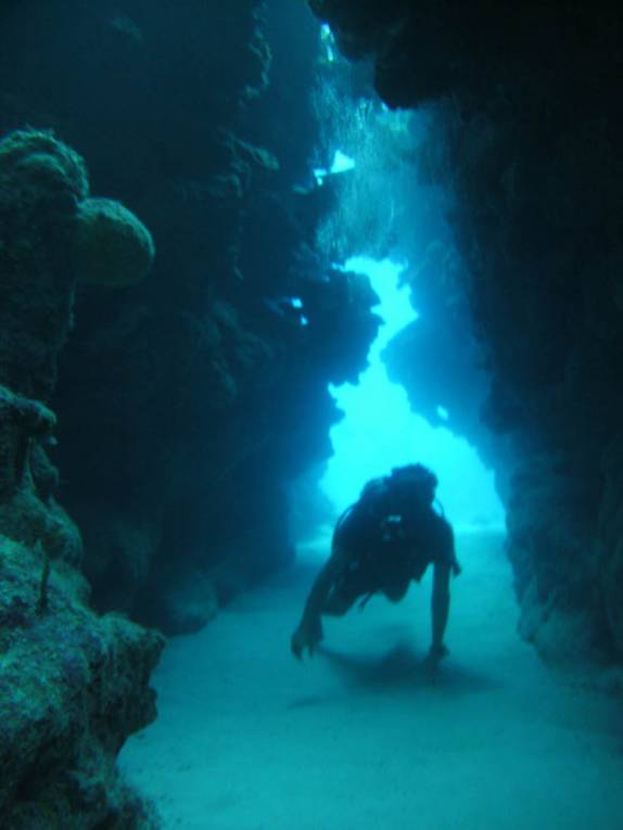 Entrada de caverna em Devil's Grotto, em George Town - Grand Cayman, nas Ilhas Caiman